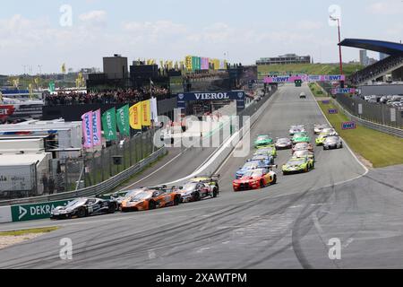 Start Rennen 1 Zandvort, Samstag mit Sieger Rennen 1, Samstag, Jack Aitken (GBR), #14, Ferrari 296 GT3, Team: Emil Frey Racing (che), in Front Motorsport, DTM 2024, Rennen 5, Samstag, Circuit Zandvoort, Zandvoort, Niederlande, 08.06.2024 Foto: Eibner-Pressefoto/Jürgen Augst Stockfoto