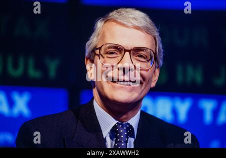 John Major sprach bei einer Pressekonferenz der Konservativen Partei während des Wahlkampfs 1997 vor den Medien. Konservatives Zentralbüro, London, Vereinigtes Königreich. April 1997 Stockfoto