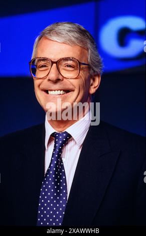 John Major sprach bei einer Pressekonferenz der Konservativen Partei während des Wahlkampfs 1997 vor den Medien. Konservatives Zentralbüro, London, Vereinigtes Königreich. April 1997 Stockfoto