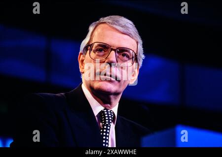 John Major sprach bei einer Pressekonferenz der Konservativen Partei während des Wahlkampfs 1997 vor den Medien. Konservatives Zentralbüro, London, Vereinigtes Königreich. April 1997 Stockfoto