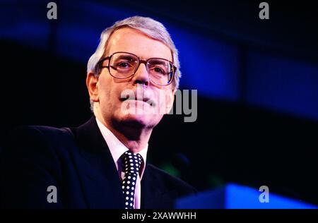 John Major sprach bei einer Pressekonferenz der Konservativen Partei während des Wahlkampfs 1997 vor den Medien. Konservatives Zentralbüro, London, Vereinigtes Königreich. April 1997 Stockfoto