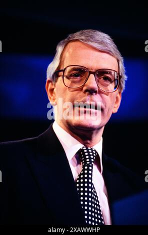 John Major sprach bei einer Pressekonferenz der Konservativen Partei während des Wahlkampfs 1997 vor den Medien. Konservatives Zentralbüro, London, Vereinigtes Königreich. April 1997 Stockfoto