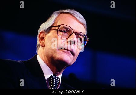 John Major sprach bei einer Pressekonferenz der Konservativen Partei während des Wahlkampfs 1997 vor den Medien. Konservatives Zentralbüro, London, Vereinigtes Königreich. April 1997 Stockfoto