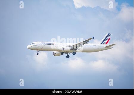 02.06.2024, Berlin, Deutschland, Europa - Air France Airbus A321-212 Passagierflugzeuge mit der Registrierung F-GTAS nähert sich dem Flughafen Berlin Brandenburg an. Stockfoto