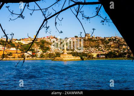 Malerischer Blick auf den See Anosy und sein Monument aux Mort, ein in frankreich erbautes Denkmal für die Gefallenen des Ersten Weltkriegs, Antananarivo, Madagaskar Stockfoto