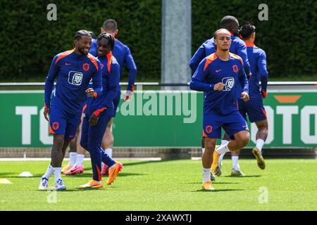 Zeist, Niederlande. Juni 2024. ZEIST, NIEDERLANDE - 9. JUNI: Georginio Wijnaldum aus den Niederlanden, Jeremie Frimpong aus den Niederlanden lachend, sieht Xavi Simons aus den Niederlanden während eines Trainings der niederländischen Männer-Fußballmannschaft vor der EURO 2024 auf dem KNVB-Campus am 9. Juni 2024 in Zeist, Niederlande, zu. (Foto: Ben Gal/Orange Pictures) Credit: Orange Pics BV/Alamy Live News Stockfoto