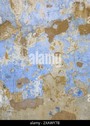 Abblätternde Farbe an der Wand. Zerkratzte lackierte Oberfläche. Bunter Grunge gerissener Wandhintergrund. Schichten von Farbe verwitterten Betonstrukturen. Altes Weat Stockfoto