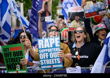 LONDON, UK, 07, Juni 2024: Während pro-palästinensische Demonstranten durch Zentral-London marschieren, um gegen die anhaltenden Angriffe auf Gaza zu demonstrieren, werden sie mit einer starken Gegendemonstration konfrontiert, die die Freilassung der israelischen Geiseln, die von der Hamas festgehalten werden, fordert. Die israelische Bodeninvasion hatte fast 35.000 Menschen getötet, von denen die meisten Frauen und Kinder sind. Die Demonstranten fordern einen Waffenstillstand für den anhaltenden Konflikt. Stockfoto