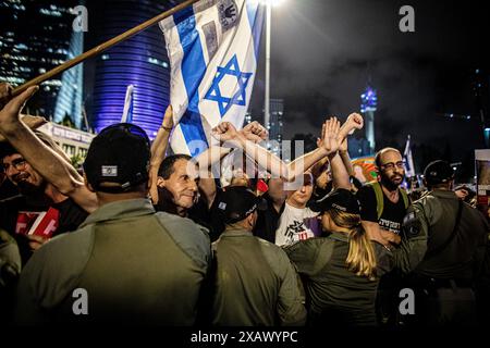 Tel Aviv, Israel. Juni 2024. Israelische Demonstranten überfallen ihre Hände, während sie von Grenzpolizisten während einer Demonstration in Tel Aviv am Samstag zurückgeschoben werden. 8. Juni 2024.Tausende von Demonstranten versammelten sich am Samstagabend an Dutzenden von Orten in ganz Israel und forderten einen Geiselvertrag und neue Wahlen, nur wenige Stunden nachdem die Nachricht von der Rettung der vier Geiseln C Noa Argamani, Almog Meir Jan, Andrey Kozlov und Shlomi Ziv C brach. Quelle: Eyal Warshavsky/Alamy Live News Stockfoto