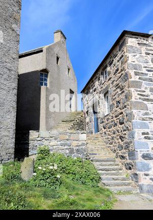 Portsoy, Aberdeenshire, Schottland. Altes Hafengebäude und Stufen. Stockfoto