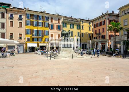 Salo, Italien - 24. April 2023: Der Hauptplatz mit historischen Gebäuden an der Seepromenade von Salo, Italien Stockfoto