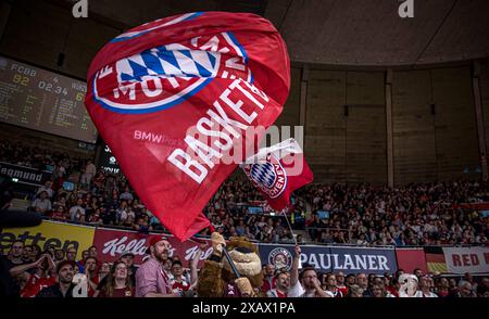 FC Bayern Fans mit Fahne FC Bayern München vs Würzburg Baskets Easy Credit BBL Saison 2023/24 Playoffs 2. Halbfinale 31.05.2024 BMW Park München © diebilderwelt / Alamy Stock Stockfoto