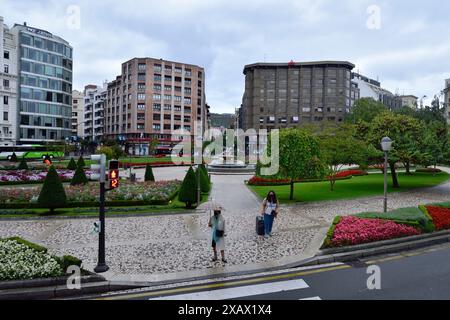 Bilbao, Spanien - 3. Oktober 2024; Touristen warten darauf, die Straße im Regen zu überqueren Stockfoto