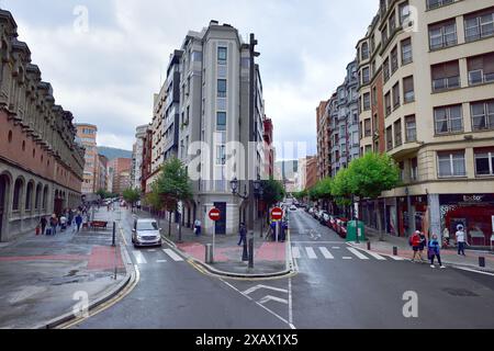 Bilbao, Spanien - 3. Oktober 2024; Touristen erkunden Bilbao nach dem Regen Stockfoto