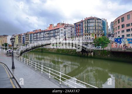 Bilbao, Spanien - 3. Oktober 2024; Apartments am Fluss Nervión Stockfoto