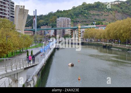 Bilbao, Spanien - 3. Oktober 2024; Touristen sehen die Kunstwerke des schwimmenden Kopfes Stockfoto