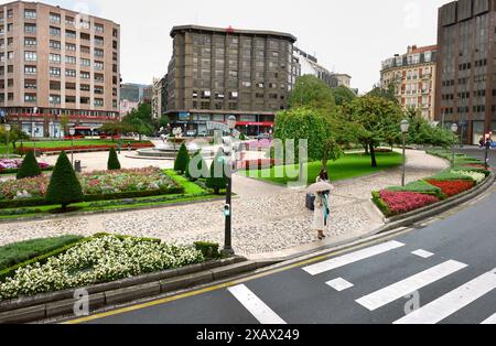 Bilbao, Spanien - 3. Oktober 2024; Touristen warten darauf, die Straße im Regen zu überqueren Stockfoto