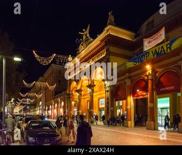 Blick auf die Via dell' Indipendenza in Bologna, Italien, weihnachtlich dekoriert. Das Theater Arena del Sole befindet sich auf der rechten Seite. Stockfoto