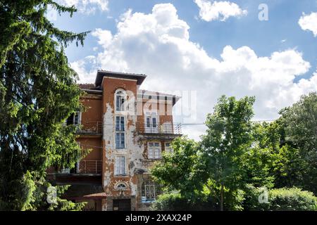 Altes vernachlässigtes und zerbröckelndes schönes Landhaus am sonnigen Tag Stockfoto