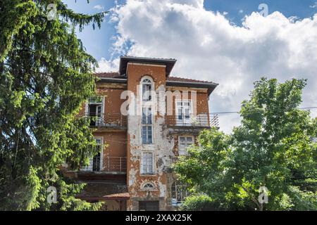 Altes vernachlässigtes und zerbröckelndes schönes Landhaus am sonnigen Tag Stockfoto