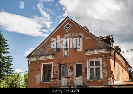 Altes vernachlässigtes und zerbröckelndes schönes Landhaus am sonnigen Tag Stockfoto