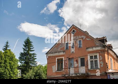 Altes vernachlässigtes und zerbröckelndes schönes Landhaus am sonnigen Tag Stockfoto