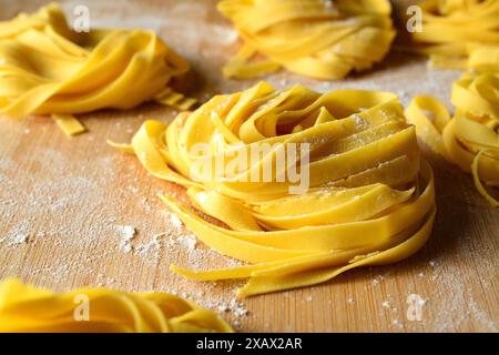 Italienische Tagliatelle. Frisch zubereitete Nudeln, die in ein Nest gerollt wurden. Stockfoto