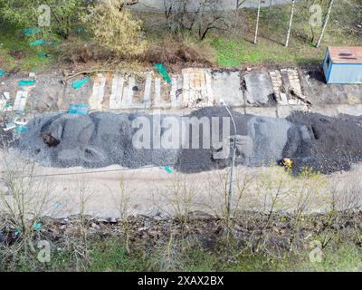 Blick von oben auf Reparatur und Asphalt des Bodens im Stadtpark Stockfoto