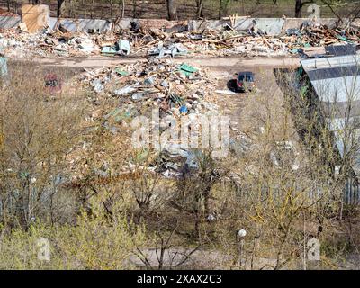 Blick über die zerquetschten Garagen im Stadtpark am Frühlingstag Stockfoto