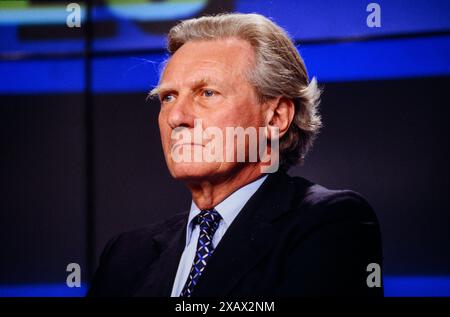 Michael Heseltine sprach bei einer Pressekonferenz der Konservativen Partei während der Wahlkampagne 1997 vor den Medien. Konservatives Zentralbüro, London, Vereinigtes Königreich. 30. April 1997 Stockfoto