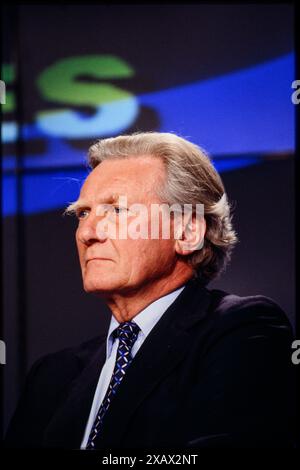 Michael Heseltine sprach bei einer Pressekonferenz der Konservativen Partei während der Wahlkampagne 1997 vor den Medien. Konservatives Zentralbüro, London, Vereinigtes Königreich. 30. April 1997 Stockfoto