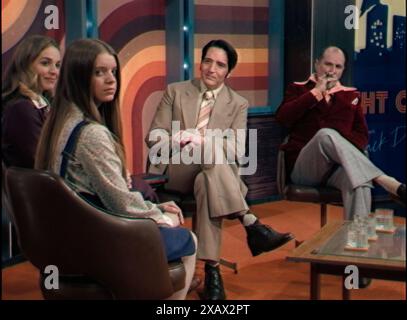 DAVID DASTMALCHIAN, LAURA GORDON, INGRID TORELLI UND IAN SELSS IN LATE NIGHT WITH THE DEVIL (2023), REGIE: COLIN CAIRNES UND CAMERON CAIRNES. Quelle: Future Pictures/Image Nation/Spooky Pictures/Album Stockfoto