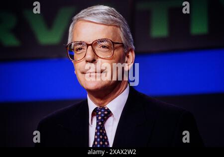 John Major sprach bei einer Pressekonferenz der Konservativen Partei während des Wahlkampfs 1997 vor den Medien. Konservatives Zentralbüro, London, Vereinigtes Königreich. April 1997 Stockfoto