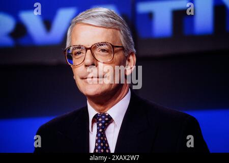 John Major sprach bei einer Pressekonferenz der Konservativen Partei während des Wahlkampfs 1997 vor den Medien. Konservatives Zentralbüro, London, Vereinigtes Königreich. April 1997 Stockfoto