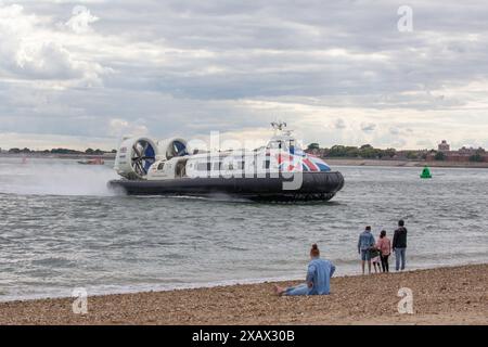 Hover Craft Landung am Strand von Portsmouth von der Isle of White Stockfoto