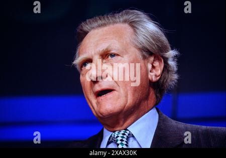 Michael Heseltine sprach bei einer Pressekonferenz der Konservativen Partei während der Wahlkampagne 1997 vor den Medien. Konservatives Zentralbüro, London, Vereinigtes Königreich. April 1997 Stockfoto