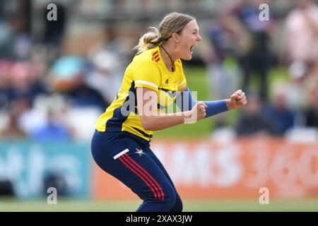 Canterbury, England. Juni 2024. Tilly Corteen-Coleman feiert beim Charlotte Edwards Cup zwischen den South East Stars und den Central Sparks auf dem Spitfire Ground in St. Lawrence. Kyle Andrews/Alamy Live News. Stockfoto