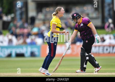 Canterbury, England. Juni 2024. Tilly Corteen-Coleman feiert beim Charlotte Edwards Cup zwischen den South East Stars und den Central Sparks auf dem Spitfire Ground in St. Lawrence. Kyle Andrews/Alamy Live News. Stockfoto