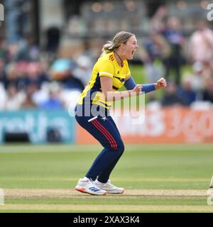 Canterbury, England. Juni 2024. Tilly Corteen-Coleman feiert beim Charlotte Edwards Cup zwischen den South East Stars und den Central Sparks auf dem Spitfire Ground in St. Lawrence. Kyle Andrews/Alamy Live News. Stockfoto