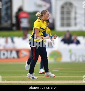 Canterbury, England. Juni 2024. Tilly Corteen-Coleman feiert beim Charlotte Edwards Cup zwischen den South East Stars und den Central Sparks auf dem Spitfire Ground in St. Lawrence. Kyle Andrews/Alamy Live News. Stockfoto