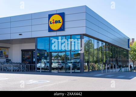 Palma de Mallorca, Spanien; 04. juni 2024: Hauptfassade eines Supermarktes der deutschen internationalen Kette Lidl. Palma de Mallorca, Spanien Stockfoto