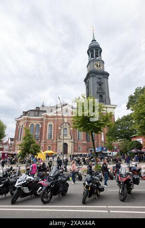 Hamburg, Deutschland. Juni 2024. Motorradpark an der Ludwig-Erhard-Straße vor der Hauptkirche St. Michaelis (Michel) während des 41. Hamburger Motorradservice (Mogo). Der Verein Mogo Hamburg in der Nordkirche e.V. organisiert den angeblich größten Motorradservice Europas. Quelle: Georg Wendt/dpa/Alamy Live News Stockfoto