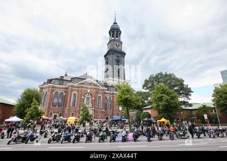 Hamburg, Deutschland. Juni 2024. Motorradpark an der Ludwig-Erhard-Straße vor der Hauptkirche St. Michaelis (Michel) während des 41. Hamburger Motorradservice (Mogo). Der Verein Mogo Hamburg in der Nordkirche e.V. organisiert den angeblich größten Motorradservice Europas. Quelle: Georg Wendt/dpa/Alamy Live News Stockfoto