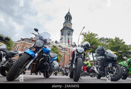 Hamburg, Deutschland. Juni 2024. Motorradpark an der Ludwig-Erhard-Straße vor der Hauptkirche St. Michaelis (Michel) während des 41. Hamburger Motorradservice (Mogo). Der Verein Mogo Hamburg in der Nordkirche e.V. organisiert den angeblich größten Motorradservice Europas. Quelle: Georg Wendt/dpa/Alamy Live News Stockfoto