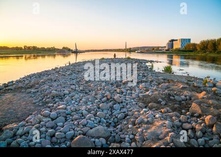 Litauen, Flussbifurkation Naturlandschaft von neris und neman Fluss Wasser im santakos Park in kaunas Stadt bei Sonnenuntergang im warmen Sonnenuntergang im Sommer Stockfoto