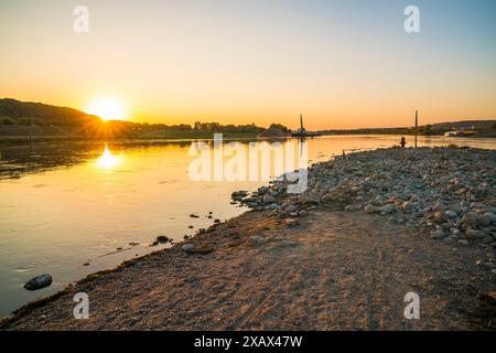 Litauen, Flussbifurkation von neris und neman Fluss Natur Landschaft Fluss Wasser im santakos Park, kaunas Stadt bei Sonnenuntergang im warmen Licht im Sommer Stockfoto