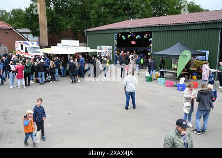 Der Tag des offenen Hofes in Niedersachsen. Zahlreiche Besucher auf dem landwirtschaftlichen Betrieb der Familie Cordes am 09. Juni 2024 in Westoverledingen. Westoverledingen Niedersachsen Deutschland *** der Tag der offenen Farm in Niedersachsen zahlreiche Besucher des Familienbetriebs Cordes am 09. Juni 2024 in Westoverledingen Westoverledingen Niedersachsen Deutschland Copyright: Xdiebildwerftx Stockfoto