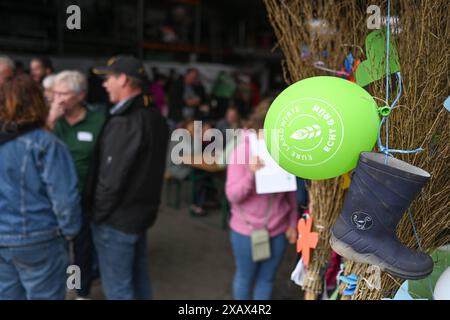 Der Tag des offenen Hofes in Niedersachsen. Zahlreiche Besucher auf dem landwirtschaftlichen Betrieb der Familie Cordes am 09. Juni 2024 in Westoverledingen. Westoverledingen Niedersachsen Deutschland *** der Tag der offenen Farm in Niedersachsen zahlreiche Besucher des Familienbetriebs Cordes am 09. Juni 2024 in Westoverledingen Westoverledingen Niedersachsen Deutschland Copyright: Xdiebildwerftx Stockfoto