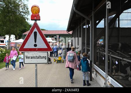 Der Tag des offenen Hofes in Niedersachsen. Zahlreiche Besucher auf dem landwirtschaftlichen Betrieb der Familie Cordes am 09. Juni 2024 in Westoverledingen. Westoverledingen Niedersachsen Deutschland *** der Tag der offenen Farm in Niedersachsen zahlreiche Besucher des Familienbetriebs Cordes am 09. Juni 2024 in Westoverledingen Westoverledingen Niedersachsen Deutschland Copyright: Xdiebildwerftx Stockfoto