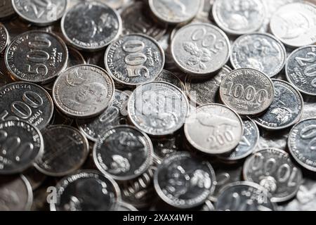 Eine Nahaufnahme verschiedener indonesischer Rupiah-Münzen in verschiedenen Stückelungen, darunter 1000, 500 und 200 Rupiah. Stockfoto